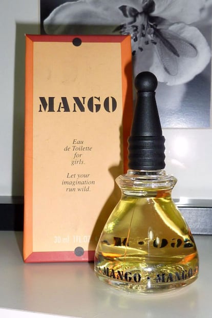 Después de Don Algodón, ¿cuál era el siguiente paso en el mundo de la perfumería adolescente? Mango y su colonia con frasco y envase en forma de pirámide. Los institutos olían hasta bien entrados los años 90 a los litros de este producto que las chicas se echaban cada mañana sobre la piel y la ropa. Ya no existe, para desgracia de las amantes de los perfumes persistentes. La nueva colonia, aunque muy apetecible, no tiene nada que ver con la original.