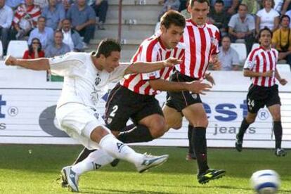 Rubén Castro dispara en un partido con el Albacete contra el Athetic.