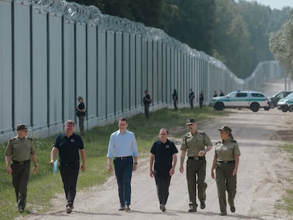 El primer ministro polaco y responsables del Ministerio del Interior visitan la valla entre Polonia y Bielorrusia el pasado 30 de junio, en una foto distribuida por el Gobierno.