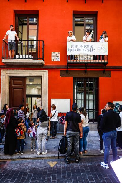 Los familiares esperan a que los estudiantes entren al colegio Antonio Moreno, el primer día de clases, este 9 de septiembre.