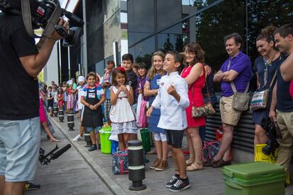 En la cola, antes de iniciar la prueba, Hugo Morán de 10 años baila como su ídolo Justin Bieber frente a las cámaras.