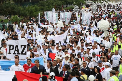 Cientos de personas se unen a una marcha en Lima días antes de nueva jornada de protestas.