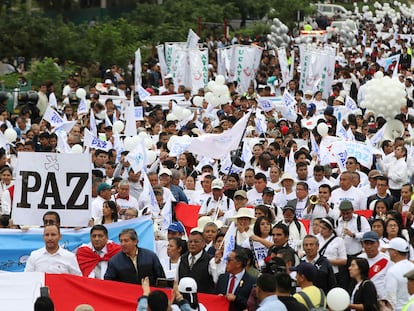Cientos de personas se unen a una marcha en Lima días antes de nueva jornada de protestas.