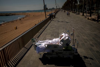 Francisco España, de 60 años, mira al mar Mediterráneo desde un paseo junto al Hospital del Mar en Barcelona, España, viernes 4 de septiembre de 2020. Francisco pasó 52 días en la Unidad de Cuidados Intensivos del hospital debido a una infección de coronavirus y sus médicos le permitieron pasar casi diez minutos en la orilla del mar como parte de una terapia para recuperarse de la Unidad de Cuidados Intensivos. 

