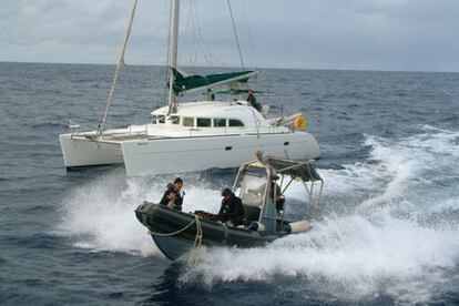 Los servicios antidroga de la Guardia Civil han interceptado un barco cargado de droga en alta mar en el marco de la operación <i>Agre-planeta</i>. El apresamiento se ha producido cerca de las islas Azores, en la llamada <i>Ruta del Caribe</i>.