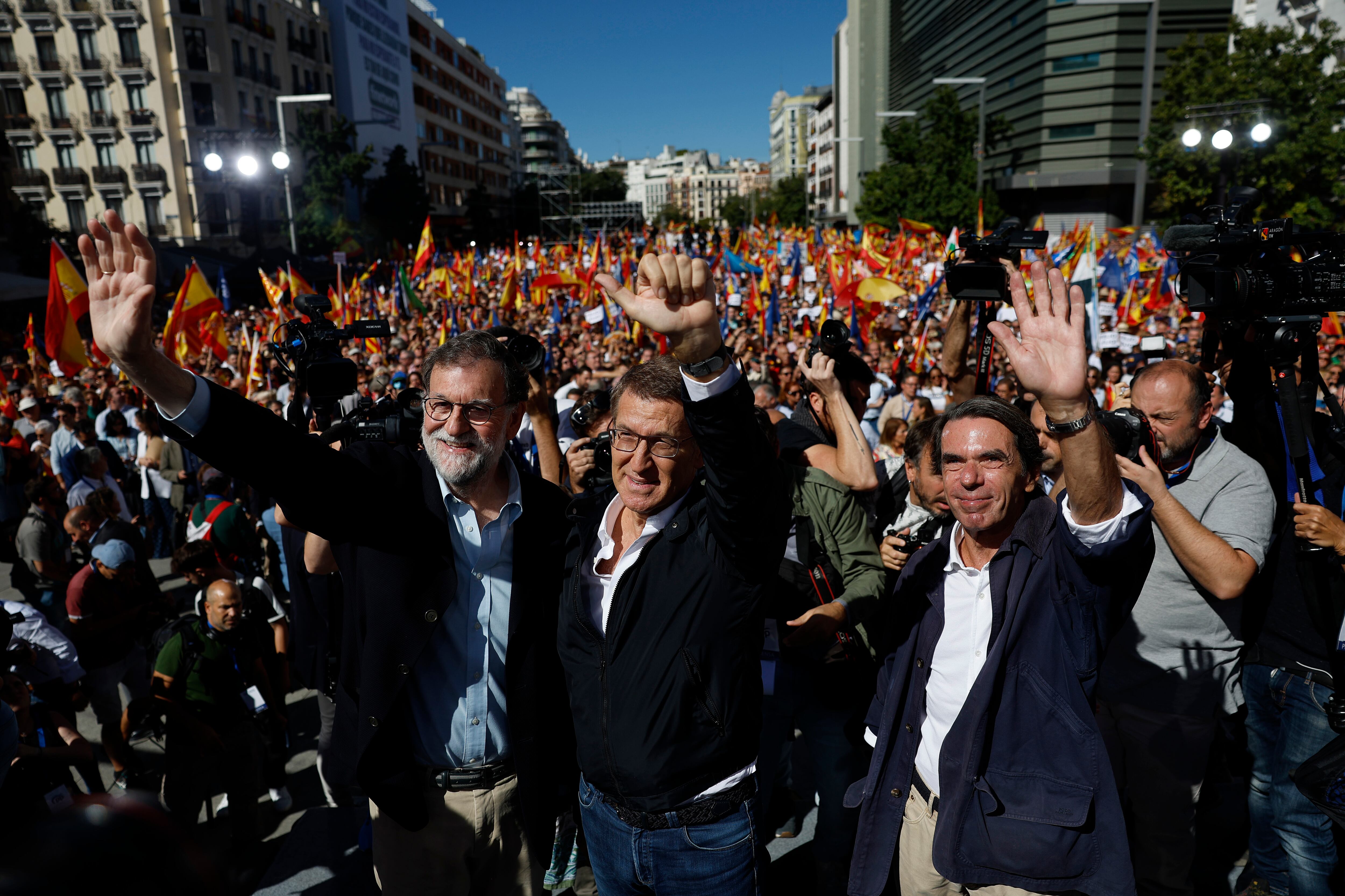 Mariano Rajoy, Alberto Núñez Feijóo y José María Aznar, al comienzo del mitin del PP en Madrid. 