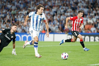 Mikel Oyarzabal durante la jugada del tercer gol de la Real Sociedad frente al Athletic de Bilbao.