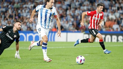 Mikel Oyarzabal durante la jugada del tercer gol de la Real Sociedad frente al Athletic de Bilbao.