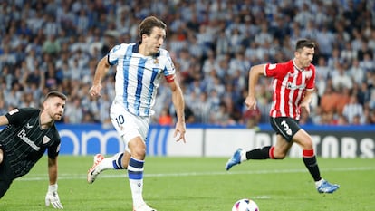 Mikel Oyarzabal durante la jugada del tercer gol de la Real Sociedad frente al Athletic de Bilbao.