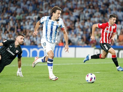 Mikel Oyarzabal durante la jugada del tercer gol de la Real Sociedad frente al Athletic de Bilbao.