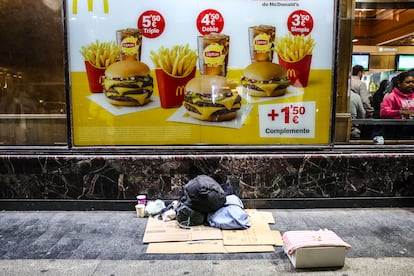 Pertenencias de una persona sin hogar en Gran Vía, este sábado. 