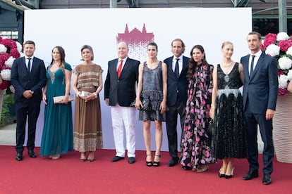 De izquierda a derecha, Gareth y Roisin Wittstock, Carolina de Mónaco, Alberto II de Mónaco, Carlota Casiraghi, Andrea Casiraghi, Tatiana Santo Domingo, Beatrice Borromeo y Pierre Casiraghi, en la gala de la Cruz Roja de Mónaco celebrada el 16 de julio de 2021.