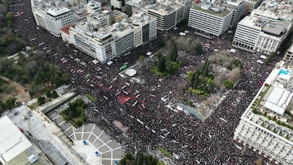 Vista aérea de la manifestación para conmemorar el segundo aniversario del accidente ferroviario de Tempi, en la céntrica plaza Syntagma, en Atenas.