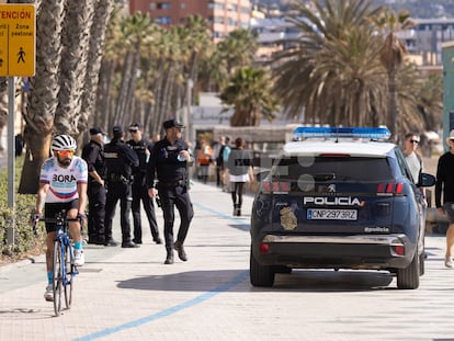 Un vehículo de la Policía Nacional junto a varios agentes en Málaga, en una imagen de archivo.