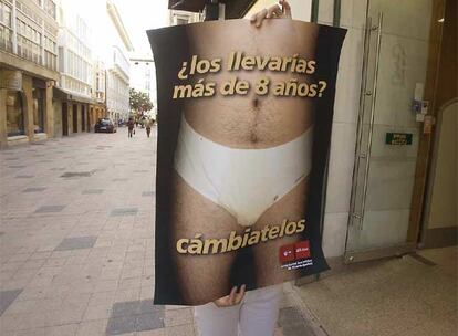 "¿Los llevarías más de ocho años?". Esa es la curiosa apuesta de cartel electoral que ha realizado las Juventudes del Partido Socialista de Euskadi (PSE) en el Ayuntamiento de Vitoria.