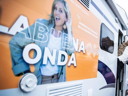 Aruca Gómez, candidata de Ciudadanos a la Comunidad de Madrid, se asoma este miércoles a la puerta de su caravana, la Arucamóvil, al término de un acto de campaña en Alcorcón.