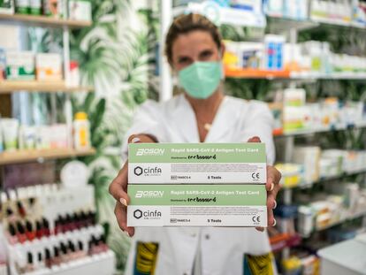 Una farmacéutica muestra los test de autodiagnóstico de la covid que se empiezan a vender en farmacias sin receta, este miércoles en Madrid.