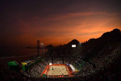 Vista general del campo de voley durante el partido entre Holanda y Rusia, en la Playa de Copacabana.