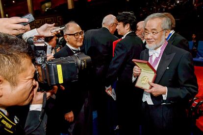 El Nobel de Medicina, el japonés Yoshinori Ohsumi, enseña su premio a la prensa.