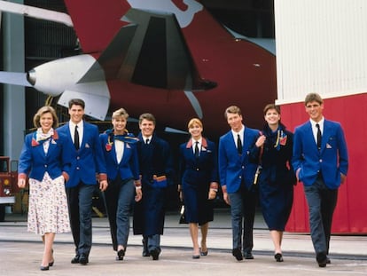 Durante los ochenta y los noventa, los uniformes se vuelven más profesionales y hacen guiños al mundo de los negocios. Comodidad, eficiencia y confort dominan en el diseño de las prendas frente a la imaginación de otras épocas. En la imagen, equipo de cabina de Quantas vestido con el uniforme que se utilizó entre 1986 y 1994. Un diseño de Yves Saint Laurent.
