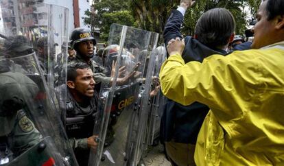 Protesta ante soldados de la Guardia Nacional en Caracas.