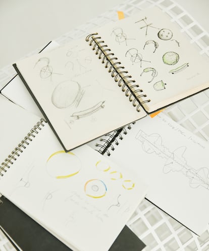 Cuadernos con bocetos y algunas de las piezas con las que experimentan.