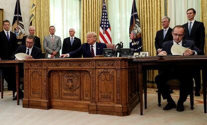 Aleksandar Vucic y Avdullah Hoti firman el acuerdo, en presencia del presidente de Estados Unidos, Donald Trump, en la Casa Blanca, el pasado septiembre.