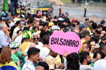 Partidarios del presidente electo de Brasil, Jair Bolsonaro, se reúnen en la plaza de los Tres Poderes frente al Palacio Planalto en Brasilia.