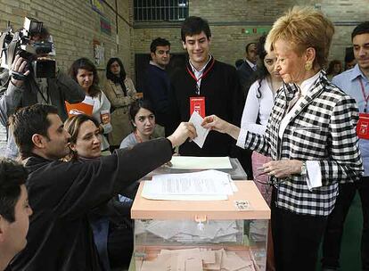 La vicepresidenta primera del Gobierno, María Teresa Fernández de la Vega, que ha ejercido su derecho al voto en colegio Patrocinio de San José, en el distrito madrileño de Tetuán, ha dicho que esperaba que los ciudadanos "puedan ejercer libre y pacíficamente su derecho más importante, el voto".