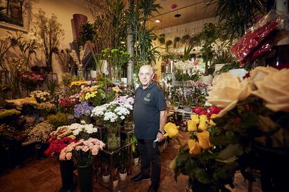 Manuel Martínez Expósito, dueño de la floristería Baccara, en su local del paseo de las Delicias, en Madrid.