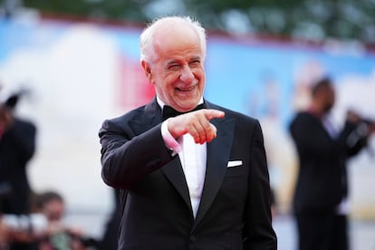 Toni Sevillo posa para los fotógrafos durante la alfombra roja del Festival de Cine de Venecia, este miércoles.
