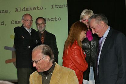 Joseba Arregi (a la derecha) habla con Carmen Alborch y Jeni Prieto (con gafas), al final del acto de Aldaketa. En primer término, Nicolás Sartorius y detrás, José Ángel Cuerda junto a Antoni Castells.