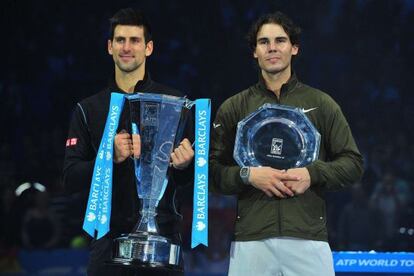 Djokovic y Nadal, con los trofeos de campeón y subcampeón.