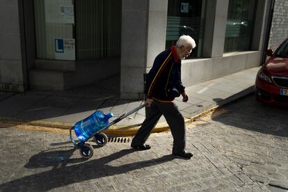 Un vecino de Pozoblanco arrastra una garrafa con agua.