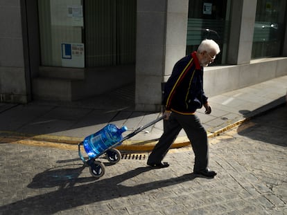 Un vecino de Pozoblanco arrastra una garrafa con agua.