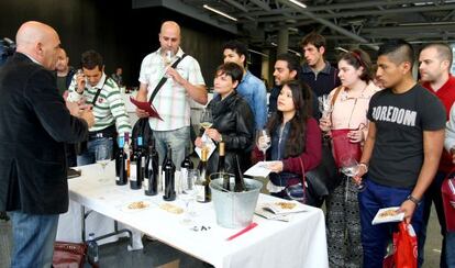 Asistentes a una cata en el Salón Bizkai-Vinos, celebrado en Bilbao.
