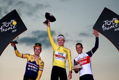 Desde la izquierda, Roglic, Pogacar y Richie Porte, en el podio de los Campos Elíseos.