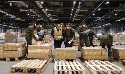 Varios militares realizan la distribución de alimentos en el hospital de campaña de Ifema, este jueves durante la vigésima sexta jornada del estado de alarma decretado por el Gobierno para frenar la pandemia del coronavirus.