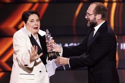 Isabella Rossellini recibe de manos de Ralph Fiennes el galardón honorífico de logro europeo en el cine mundial.