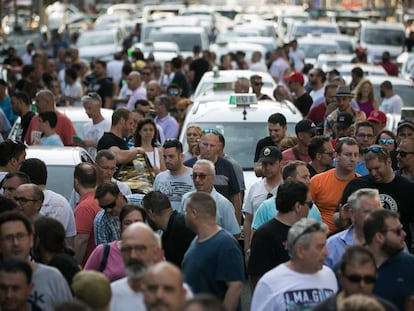 Taxistes al passeig de Gràcia de Barcelona, diumenge.