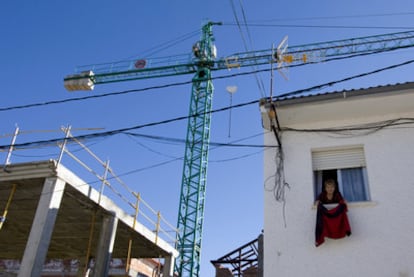 Vista de la grúa situada en una obra abandonada de Valdeavero.