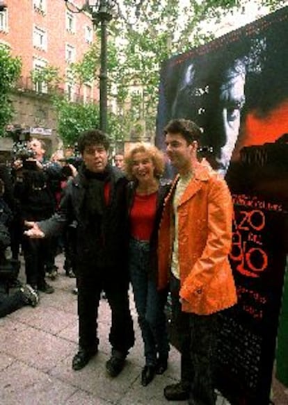 Pedro Almodóvar, Marisa Paredes y Eduardo Noriega, en la presentación en Madrid de El espinazo del diablo.