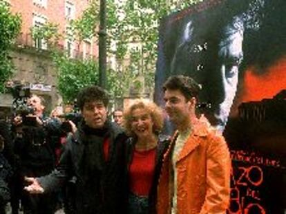 Pedro Almodóvar, Marisa Paredes y Eduardo Noriega, en la presentación en Madrid de El espinazo del diablo.