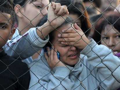 Una familiar de un preso espera noticias a las puertas del penal de Comayagua.