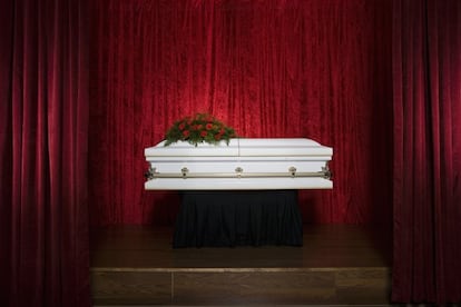 Algo más elevado es el sueldo del jefe: 70.000 € anuales de promedio para el director de la funeraria, según 'Ehow'. Quienes se dedican a estas labores deben estar presentes la mayor parte del tiempo y supervisar que la ceremonia sea perfecta. No deben dejar ni un detalle al azar. Entre sus quehaceres se encuentra la difícil labor de apoyar emocionalmente a los familiares y amigos y puede que incluso realicen trabajo de embalsamador en alguna ocasión. El tacto, el protocolo y la buena presencia son fundamentales. Los honorarios están más que ganados.