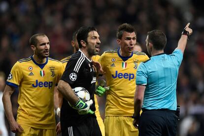 Gianluigi Buffon protesta frente al árbitro durante un partido de Champions frente al Real Madrid en el Santiago Bernabeu, el 11 de abril de 2018.