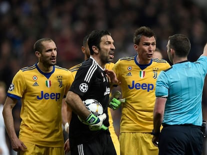 Gianluigi Buffon protesta frente al árbitro durante un partido de Champions frente al Real Madrid en el Santiago Bernabeu, el 11 de abril de 2018.