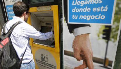 Uno cajero de CaixaBank en Madrid.