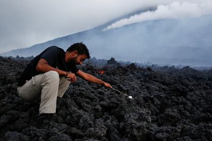 El espectáculo de lava ardiente atrae a vecinos y turistas, situación que contrasta con la preocupación de los habitantes de poblados cercanos.