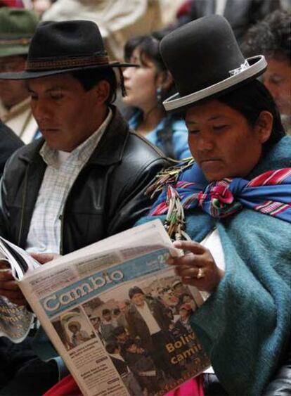 Dos indígenas leen el nuevo diario estatal 'Cambio'.